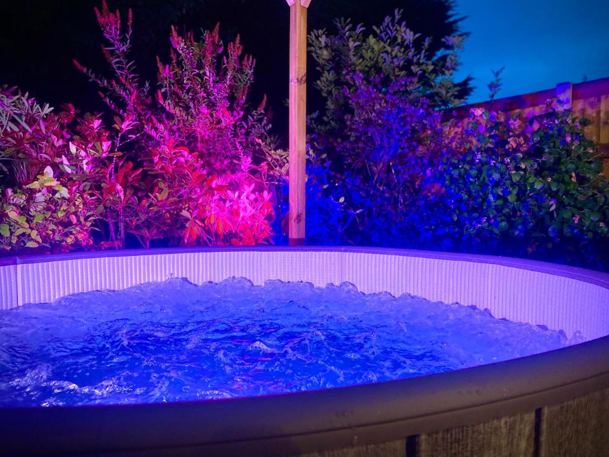 Remarkable 3-Bed Hot Tub House In Блекпул Екстериор снимка